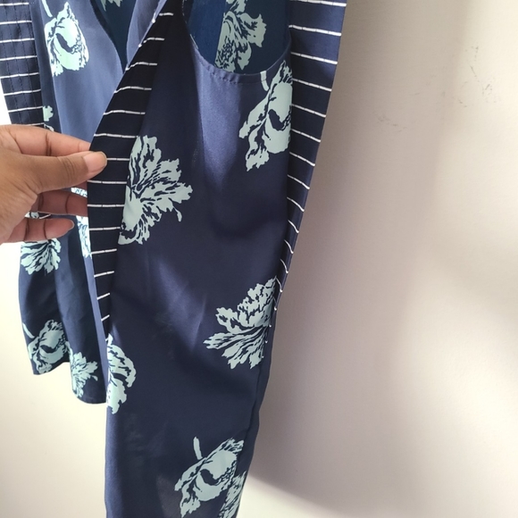 J.Crew Navy Blue Floral Sleeveless Shirt Size 4 - Picture 4 of 9